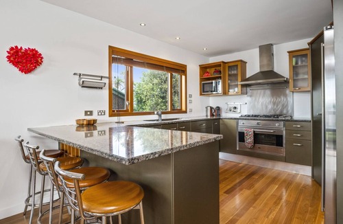Red Beach House | Remarkable Red Beach - Red Beach Holiday Home