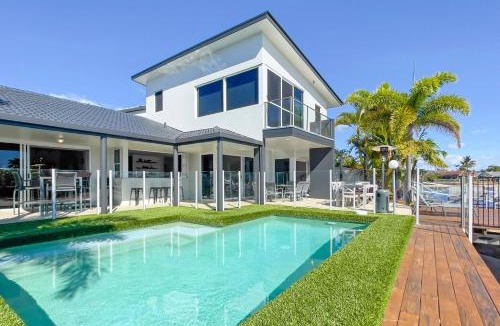Mooloolaba House | Remarkable Six Bedroom Waterfront Home! Perfect for the extended family