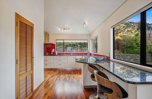 Queenstown City Centre House | Remarkable View in Central Queenstown - 5 bedrooms, 2.5 bathrooms house