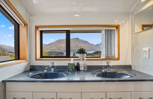 Queenstown City Centre House | Remarkable View in Central Queenstown - 5 bedrooms, 2.5 bathrooms house