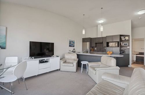 Frankton Cottage | Remarkable Views - Queenstown Holiday Home