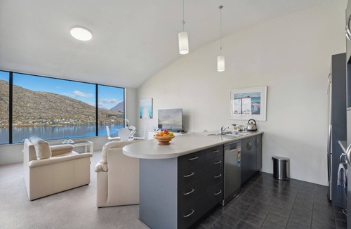 Frankton Cottage | Remarkable Views - Queenstown Holiday Home