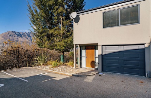 Frankton Cottage | Remarkable Views - Queenstown Holiday Home