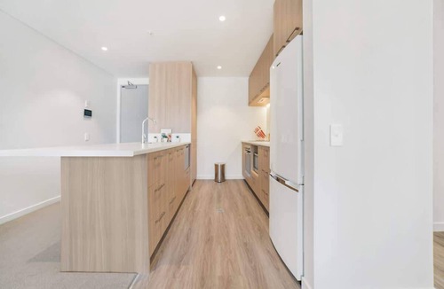 Frankton Apartment | Remarkables Park: Modern Apartment with Parking