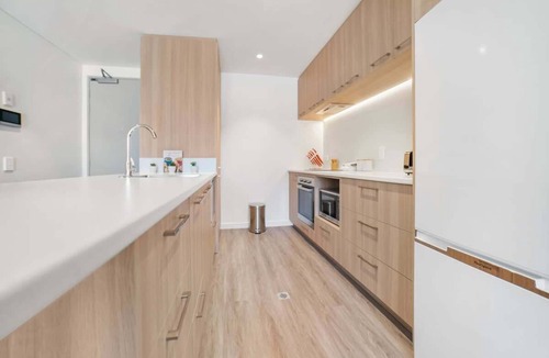 Frankton Apartment | Remarkables Park: Modern Apartment with Parking