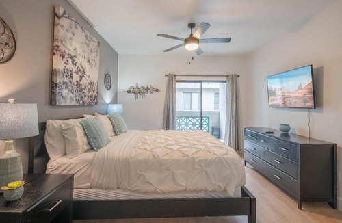 Kierland Apartment | Remodeled and Walkable King Bed Adjacent Kierland Golf