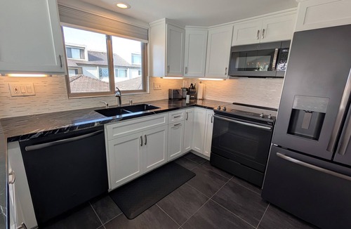 Hollywood Beach Apartment | Remodeled Beach Gem: 1 Block to Sand, Pool, Jacuzzi