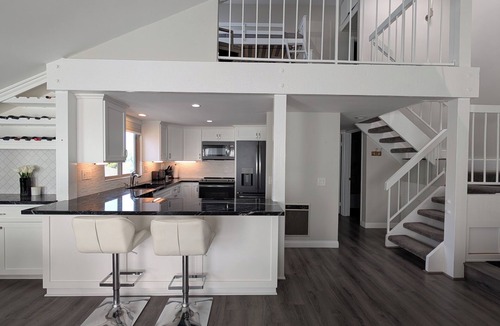 Hollywood Beach Apartment | Remodeled Beach Gem: 1 Block to Sand, Pool, Jacuzzi