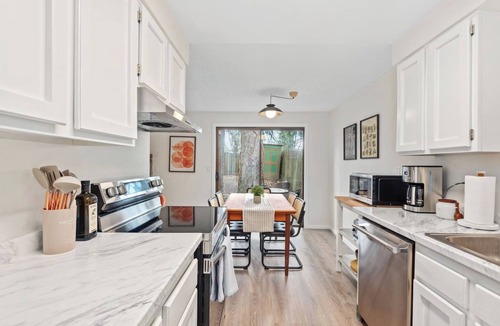 Oak Hills House | Remodeled! Beaverton 2BR/2BA Fenced Backyard Extended Stays