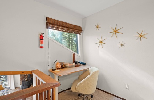 Arnold Ski Chalet | Remodeled Big Trees Cabin | Firepit, Deck, Games