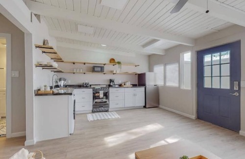 Pueblo Alto Apartment | Remodeled Courtyard Apt w/King Bed, In-Unit Washer & Dyer Apt 5