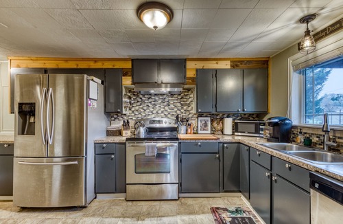 Coburg House | Remodeled, dog-friendly Willamette Valley home with large fenced yard