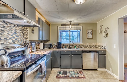 Coburg House | Remodeled, dog-friendly Willamette Valley home with large fenced yard
