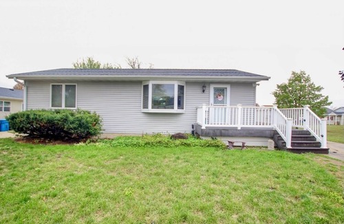 Washburn House | Remodeled flat; Central location in Waterloo! 10 minutes to Allen & Mercy one!