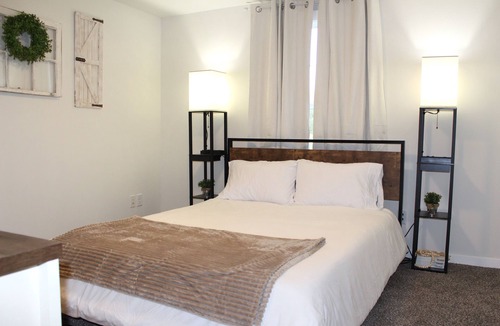 Lebanon House | Remodeled home in Lebanon, near Hwy 34, 20 & I-5