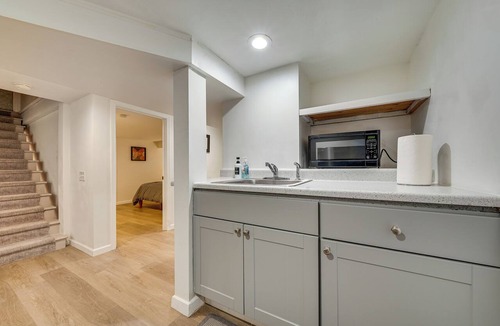 Maple Leaf Apartment | Remodeled Maple Leaf Basement Apt! 7 Mi to Seattle