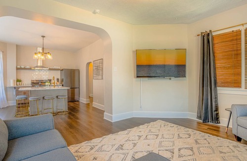 Valparaiso House | Remodeled Modern 3BR Condo just steps from downtown Valparaiso