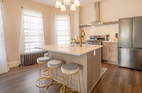 Valparaiso House | Remodeled Modern 3BR Condo just steps from downtown Valparaiso