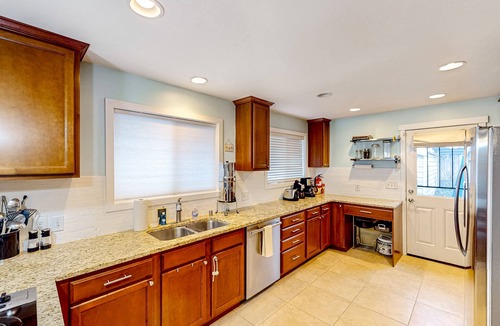 Broadview House | Remodeled mountain-view home with deck, streaming, wonderful backyard, patio, AC