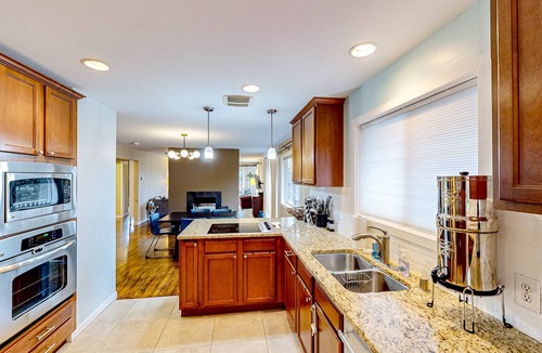 Broadview House | Remodeled mountain-view home with deck, streaming, wonderful backyard, patio, AC