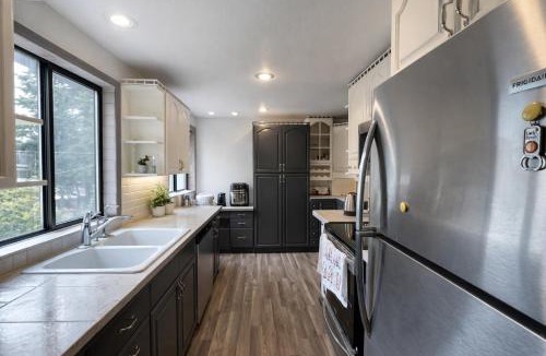 North City House | Remodeled, Spacious, Modern Retreat 5 BR, 3BA, 2KIT