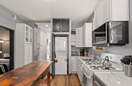 Bucktown Apartment | REMODELED Splendid Flat in Bucktown +Back Porch, Ranked GUEST FAVORITE! Pets OK!