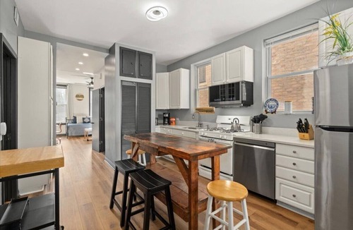 Bucktown Apartment | REMODELED Splendid Flat in Bucktown +Back Porch, Ranked GUEST FAVORITE! Pets OK!