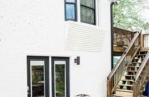 Bowling Green House | Remodeled split-level home with southern charm. Pet-Friendly!