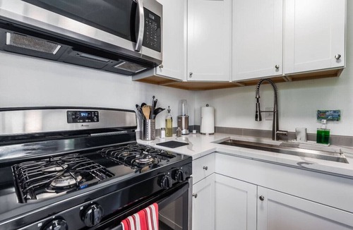 Hilltop Apartment | Remodeled Studio in Heart of DT Tacoma - 5