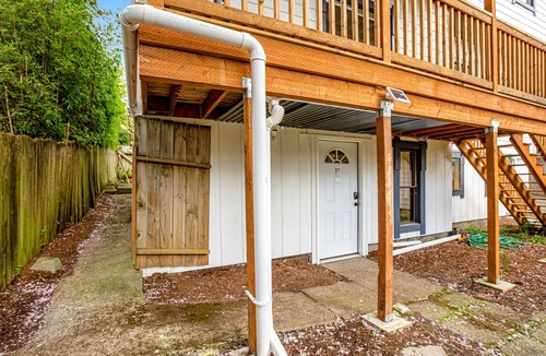 Sunset Hill Apartment | Remodeled studio in lovely neighborhood with shared yard and fast WiFi - dog OK
