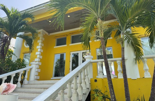 Savannah Sound Villa | Remote Beachfront Treasure 4-bedroom villa WiFi and AC on Windermere Eleuthera