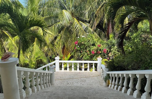 Savannah Sound Villa | Remote Beachfront Treasure 4-bedroom villa WiFi and AC on Windermere Eleuthera