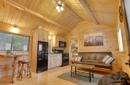 Warfordsburg Cabin | Remote Hideaway | Treehouse w/HOT TUB, Views + Fire Pit!