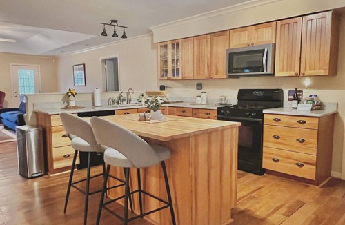 Luray Cabin | Remote Riverfront Cabin: Hot Tub * Fast Wi-Fi * Disc Golf * Pool Table * Games!