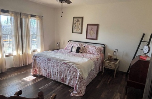 Myrtle House | Remote, spacious and cozy farmhouse in Myrtle, MO
