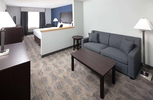 Sequim Hotel | Remote Work Haven! King Unit, WiFi, Spacious Desk, Indoor Swimming Pool