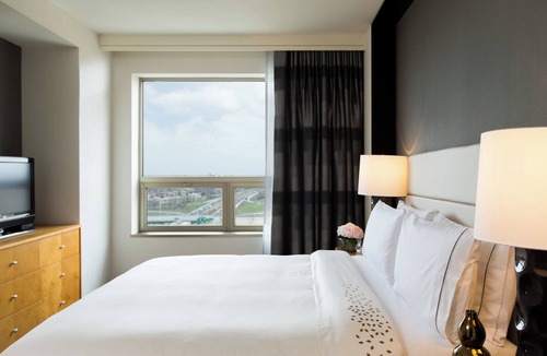 O'Hare Hotel | Renaissance Chicago O'Hare Suites Hotel
