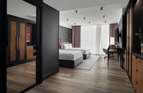 Wauwatosa Hotel | Renaissance Milwaukee West Hotel