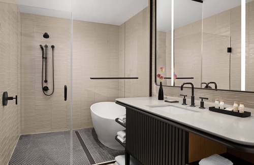 Wauwatosa Hotel | Renaissance Milwaukee West Hotel