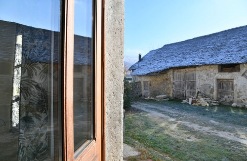 Groslee-Saint-Benoit House | Rendez-vous on the Ground Floor – Serene Retreat in the Heart of Bugey