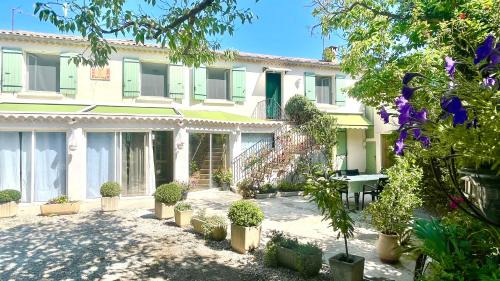 Cheval-Blanc Apartment | Rendez-vous avec les cigales - gîte 6 personnes 100m2 - piscine privée - Climatisation-moustiquaires