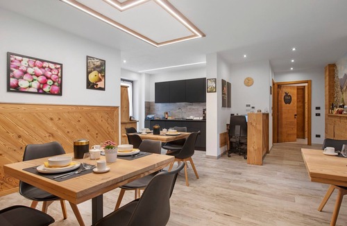 Saint-Pierre Apartment | 'Renetta' Room with Mountain View, Wi-Fi and Air Conditioning
