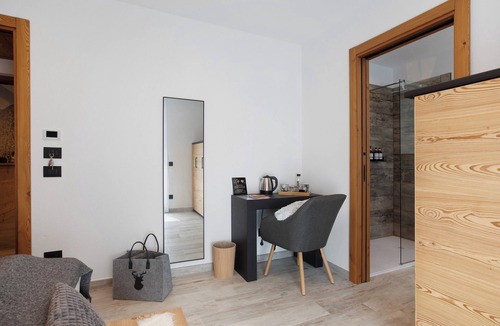 Saint-Pierre Apartment | 'Renetta' Room with Mountain View, Wi-Fi and Air Conditioning