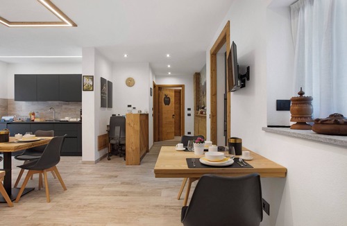 Saint-Pierre Apartment | 'Renetta' Room with Mountain View, Wi-Fi and Air Conditioning