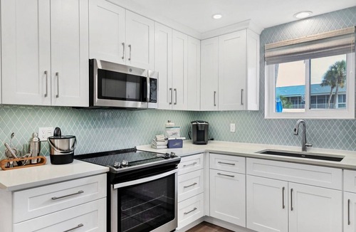 Saint Armands Key Condo | RENOVATED 2/2, Pool, Walk to St. Armands and Beach