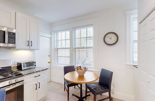 Coolidge Corner South Side Apartment | Renovated 2B, In-unit Laundry, Longwood, 1st Flr