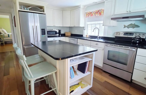 Eastham House | Renovated 2BD-Central Air, Deck, Enclosed Outdoor Shower, Close to Great Pond & Bike Trail