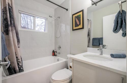Northwest Calgary Apartment | Renovated 3BE, 2BA close to UoC, downtown, SAIT