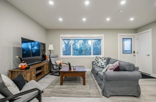 Northwest Calgary Apartment | Renovated 3BE, 2BA close to UoC, downtown, SAIT