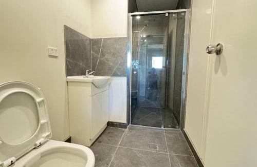 Eagleby House | Renovated 5 BR Home with 4 AC and Free Parking